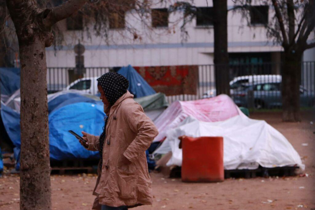 Jeune mineur réfugié devant les tentes du campement de fortune du square Sainte-Marie-Perrin de Lyon.
