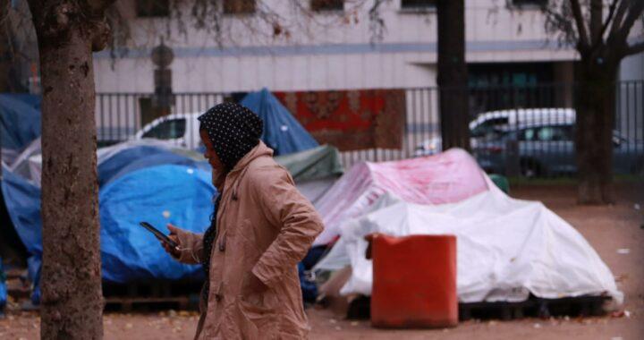 Jeune mineur réfugié devant les tentes du campement de fortune du square Sainte-Marie-Perrin de Lyon.