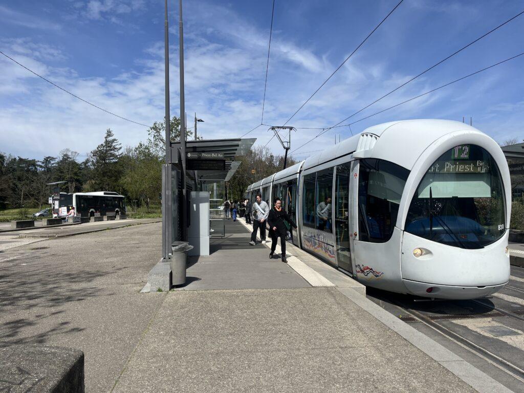 Le tramway lyonnais T2 direction Saint-Priest Bel Air à l'arrêt Parilly Hippodrome Université